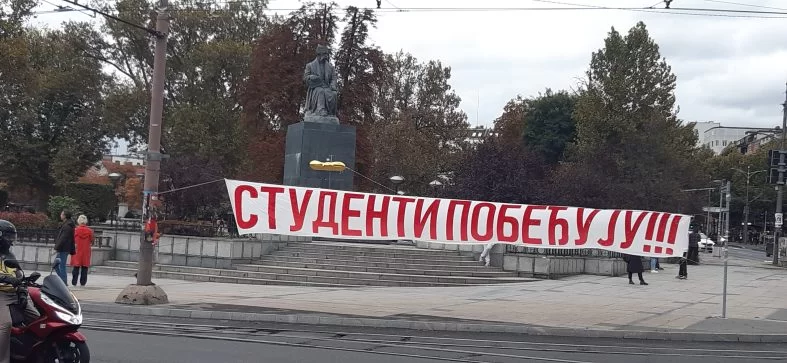 Belgrad’da seçim öncesi öğrenci listesi afişi, 22 Ekim 2026